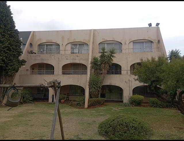 2 BEDROOM APARTMENT FOR SALE IN FLORIDA LAKE